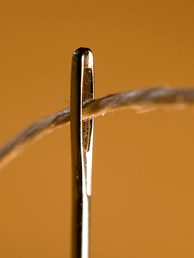 Como usar passador de linha na agulha?
